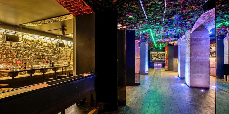 Tara Tata, bar