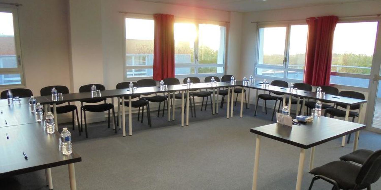 Aviasim Caen, rental_room, Salle de réunion donnant sur terrasse privative de 50 m² avec vue panoramique