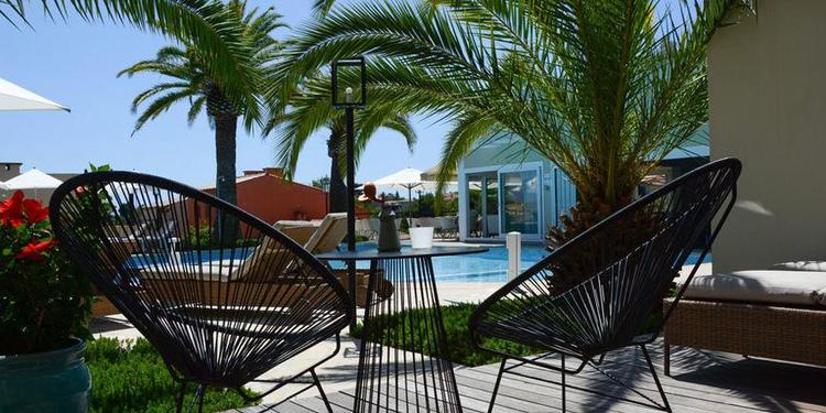 Sandton Hôtel Domaine Cocagne, rental_room, Terasse en bord de piscine