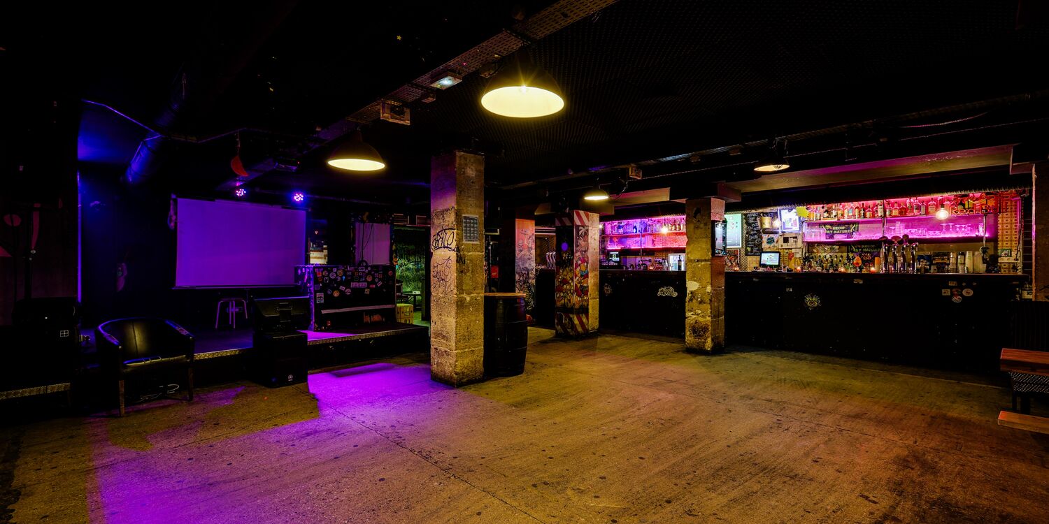 Punk Paradise, bar