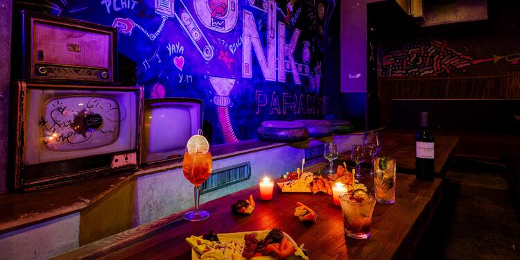 Punk Paradise, bar
