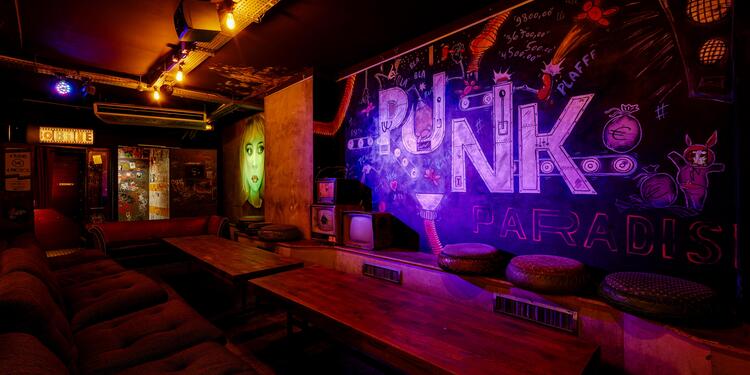 Punk Paradise, bar