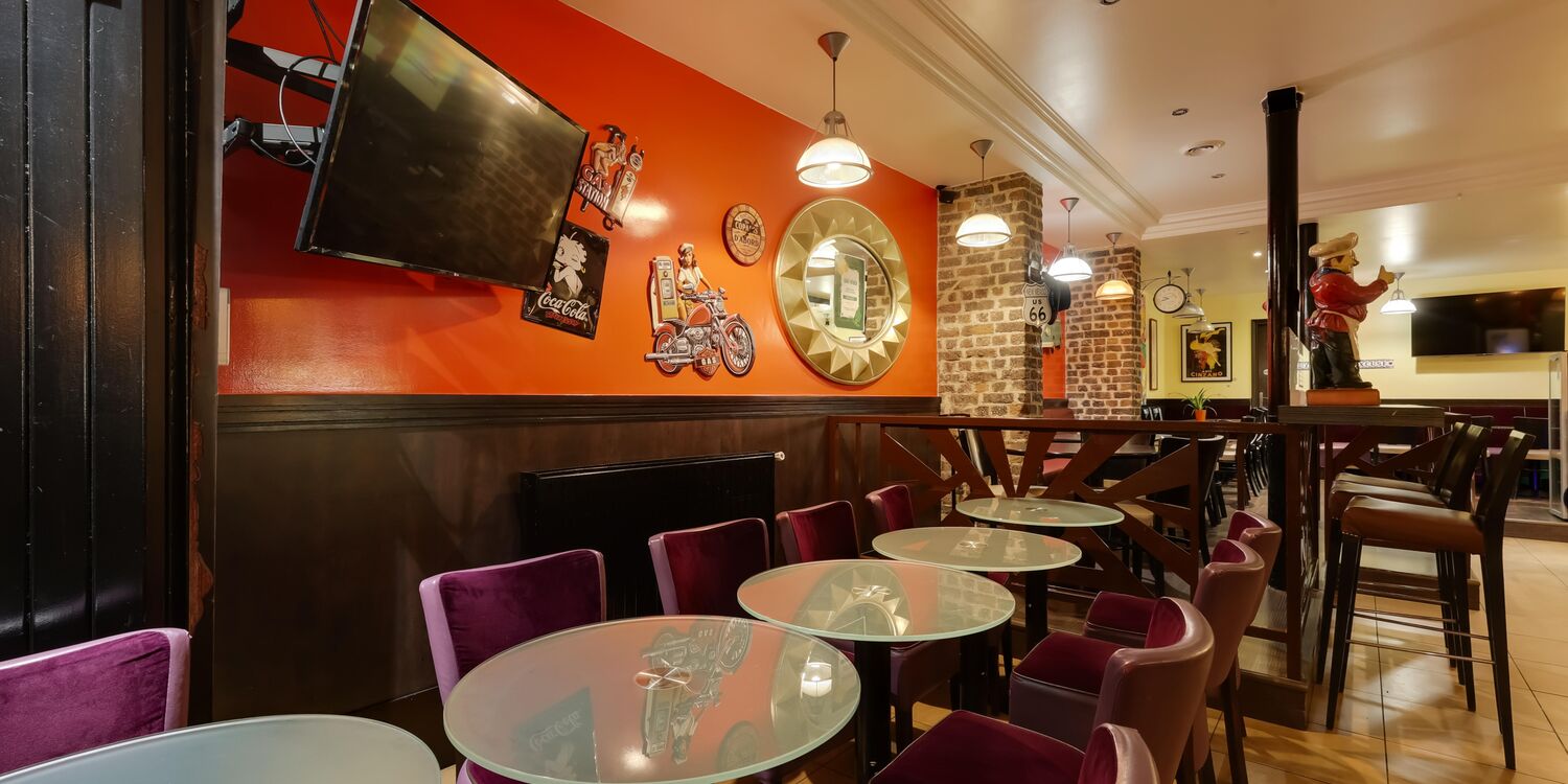 L'Excuse, bar