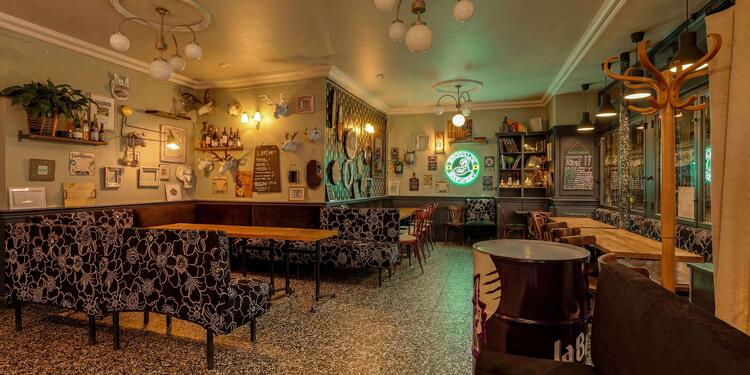 Les Frangines, bar
