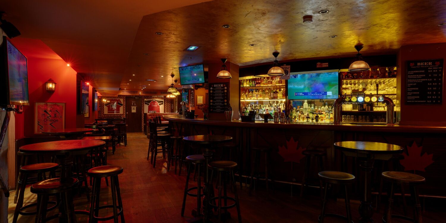 The Great Canadian, bar