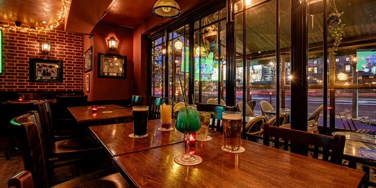 The Great Canadian, bar