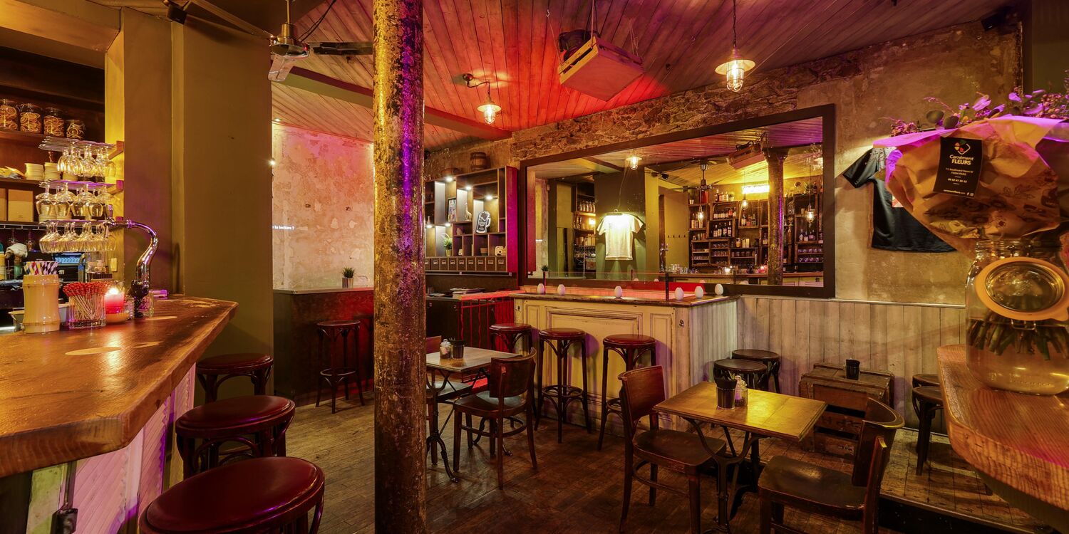 Lennon Bastille, bar