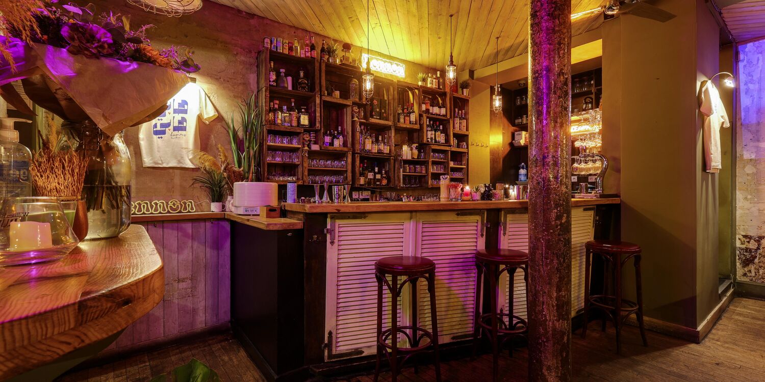 Lennon Bastille, bar