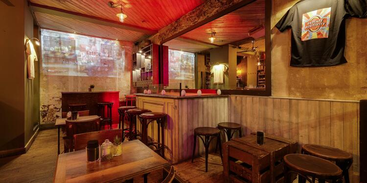 Lennon Bastille, bar