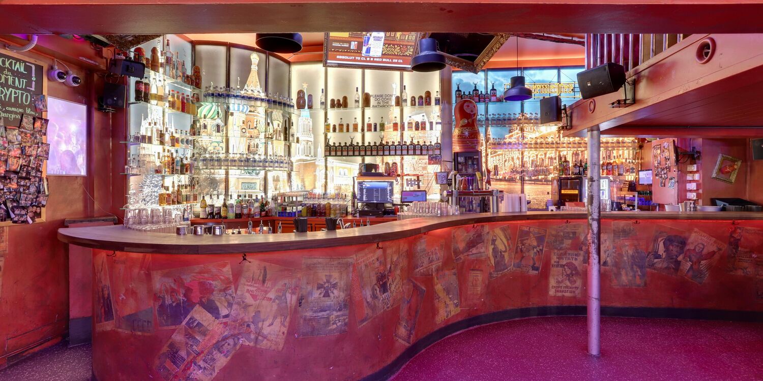 Les Poupées Russes, bar