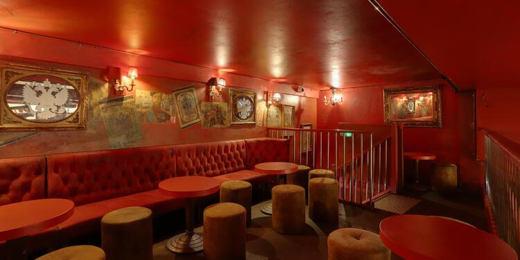 Les Poupées Russes, bar