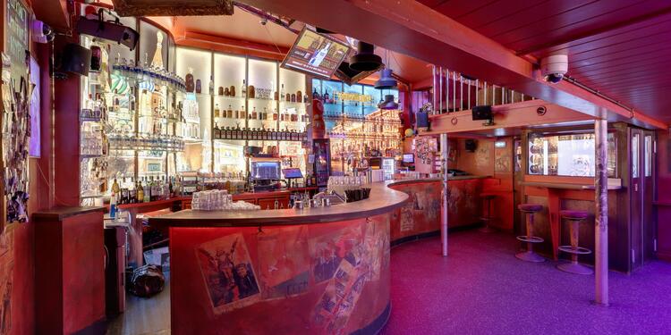 Les Poupées Russes, bar