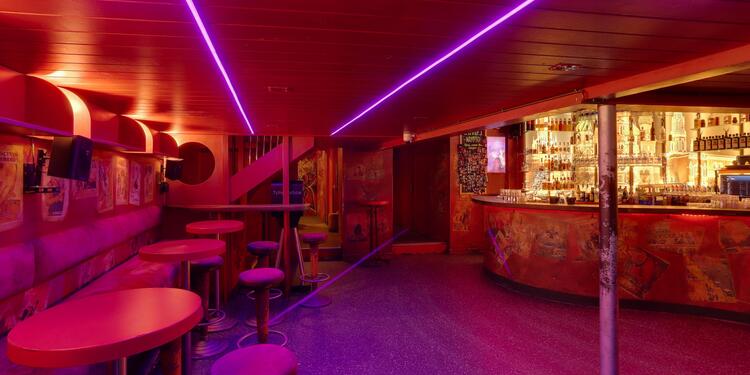 Les Poupées Russes, bar