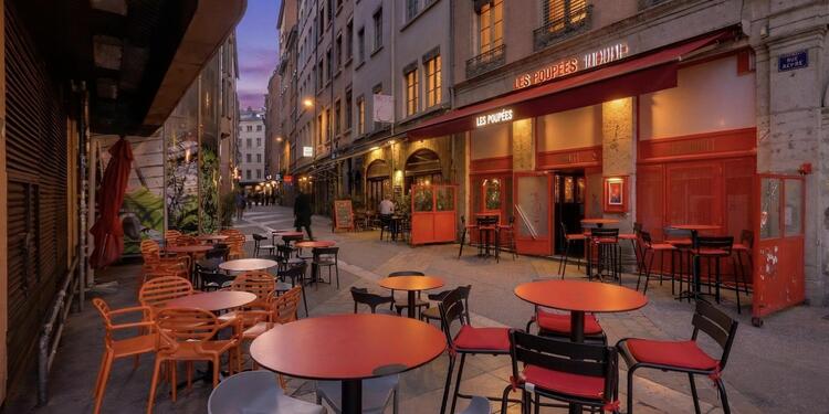 Les Poupées Russes, bar