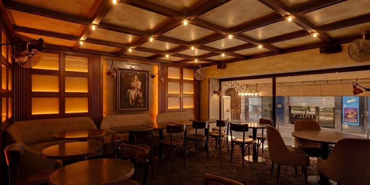 Morny, bar