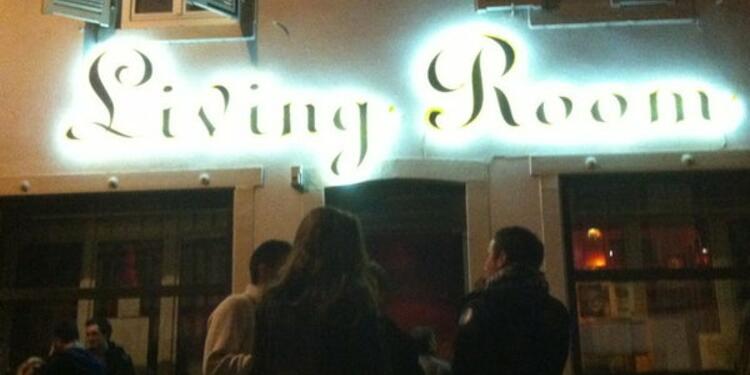 Living Room, bar, La façade de l'établissement en soirée