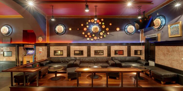 Circus, bar