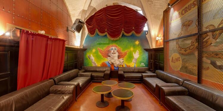 Circus, bar