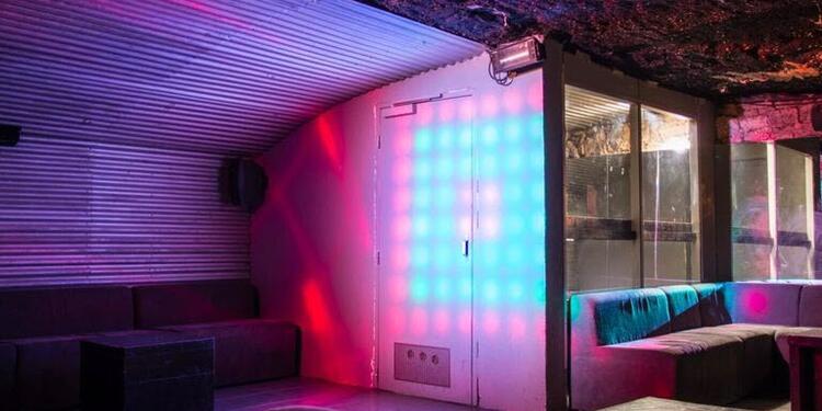 Le QG (fermé), bar, Une vue de l'intérieur du bar