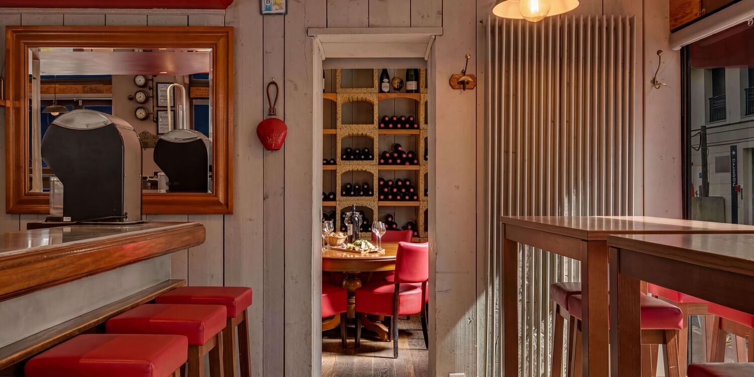 Au Petit Tonneau, bar