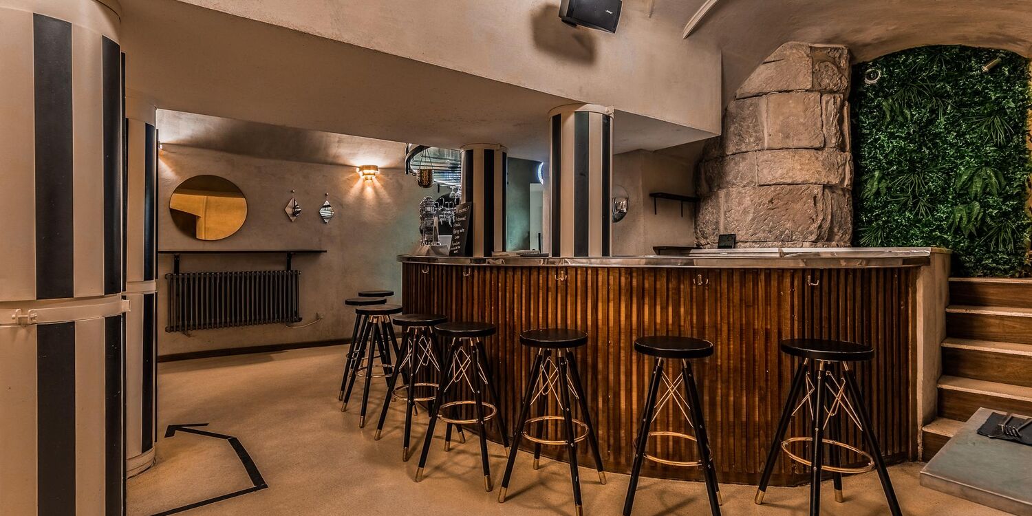 Aux 12 Apôtres, bar