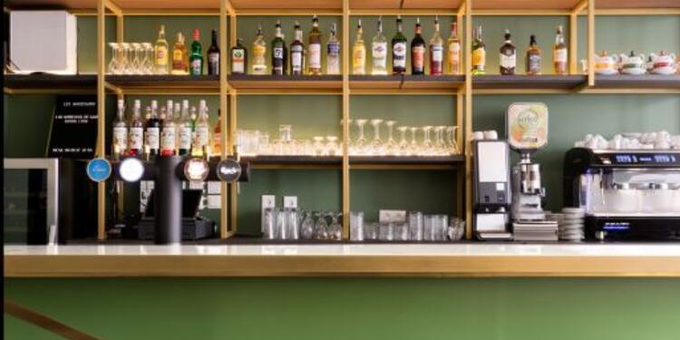 Les Marechaux, bar, Le bar en face