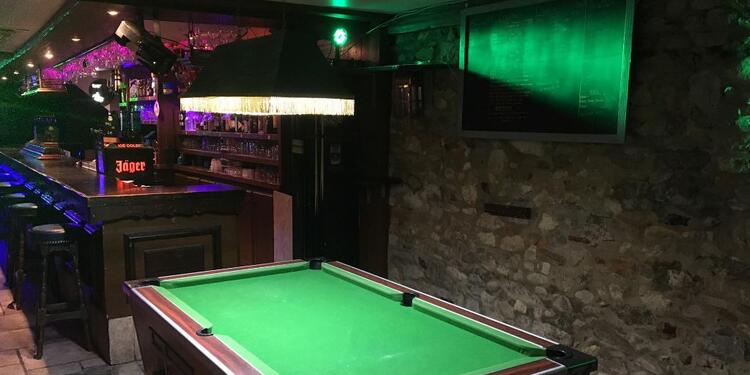 Hirusta (fermé), bar, aperçu le  billard