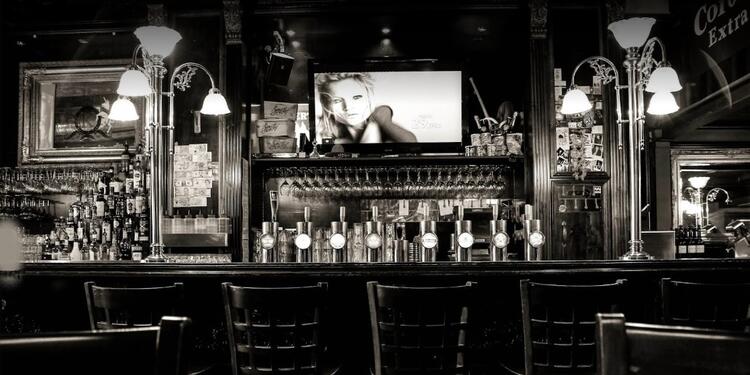 The Kingdom Cannes (fermé), bar, le comptoir du bar