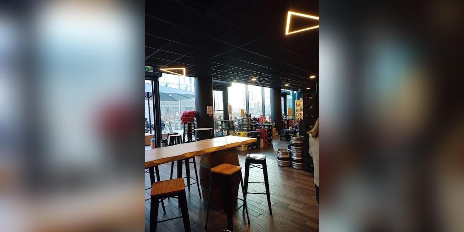 V and B Nanterre, bar