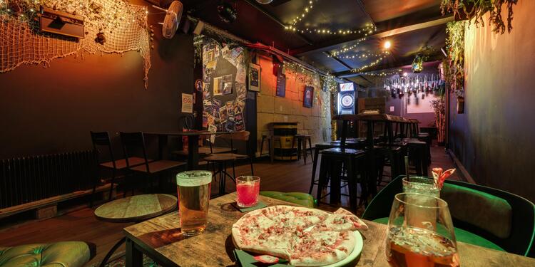 Les Explorateurs, bar