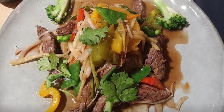 Demain peut-être, bar, des plats servis au bar