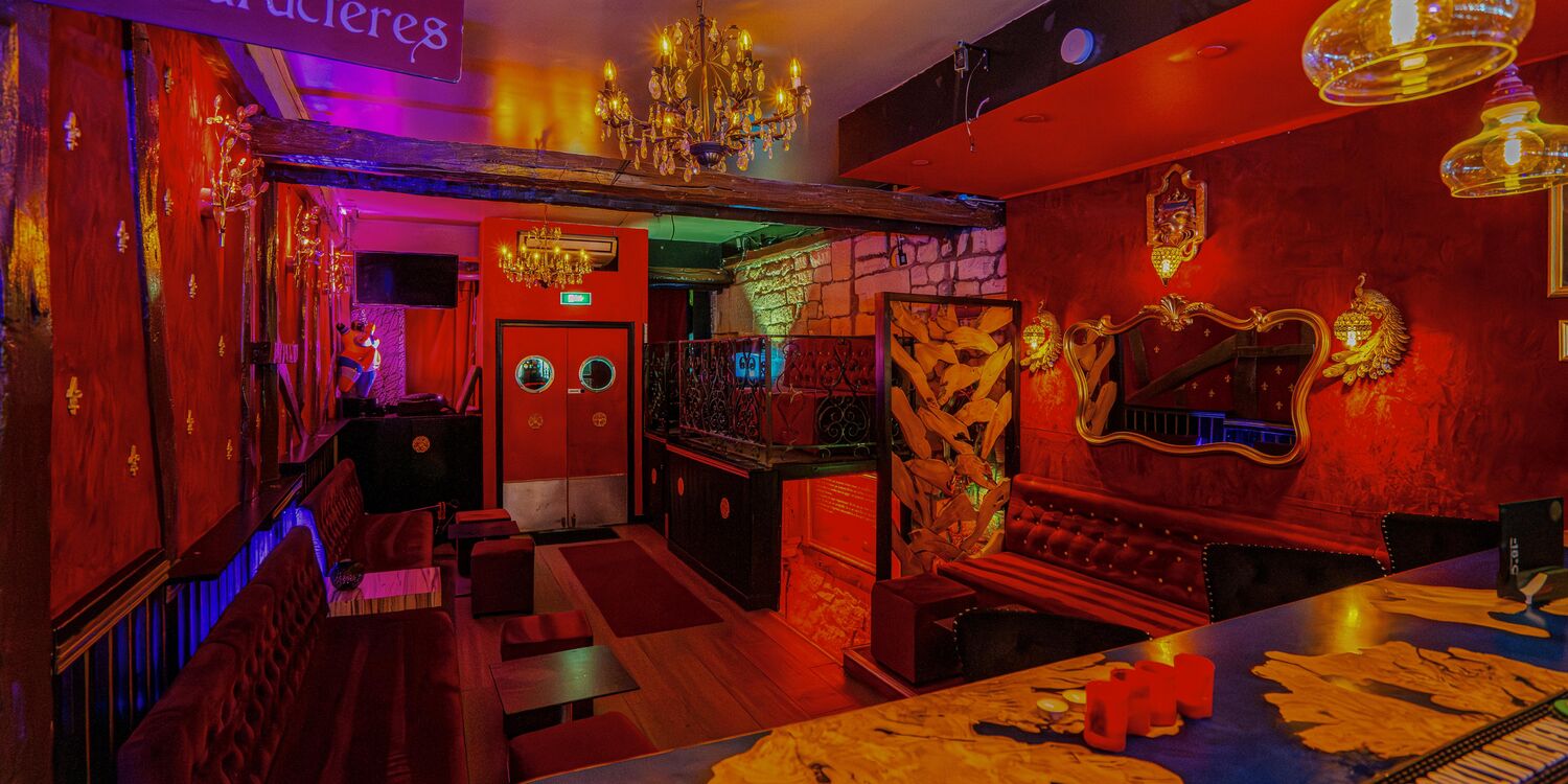 Les Caractères, bar