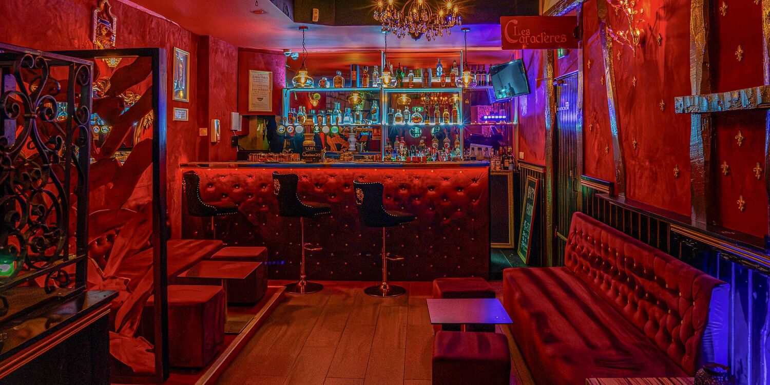 Les Caractères, bar