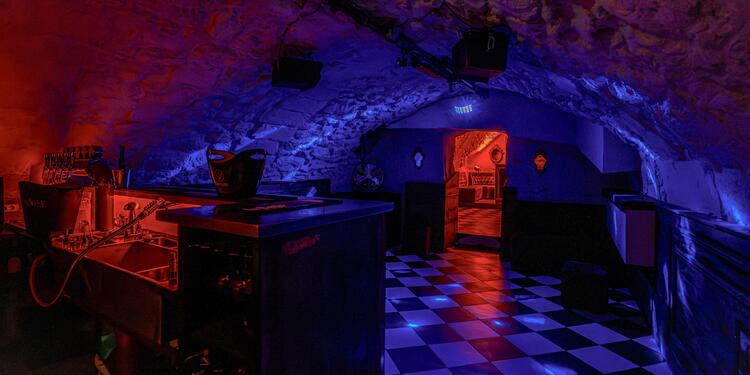 Les Caractères, bar