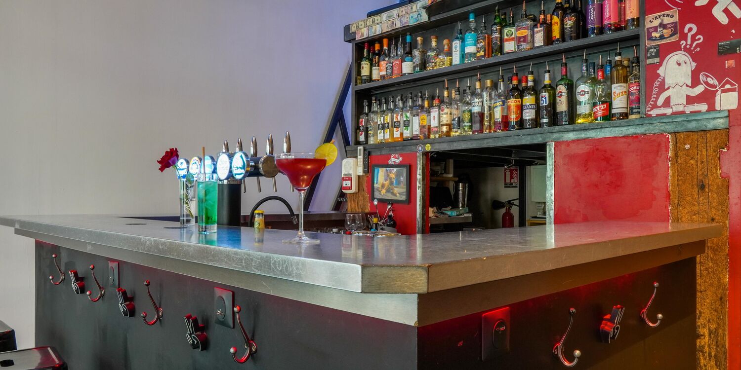 BizTwoFly, bar