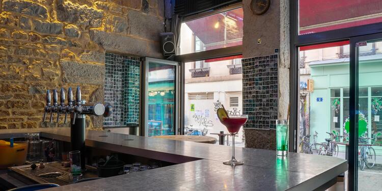 BizTwoFly, bar