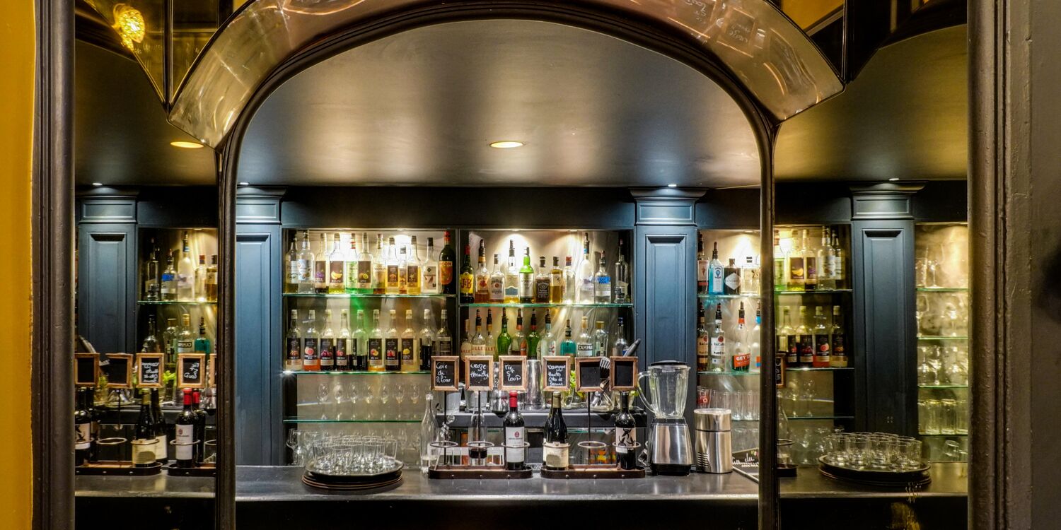LE F2, bar