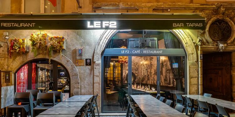 LE F2, bar