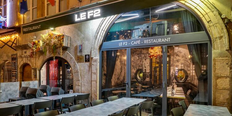 LE F2, bar
