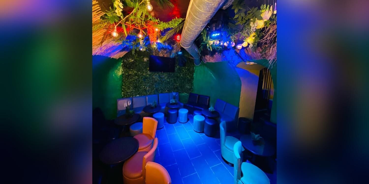 California Avenue, bar