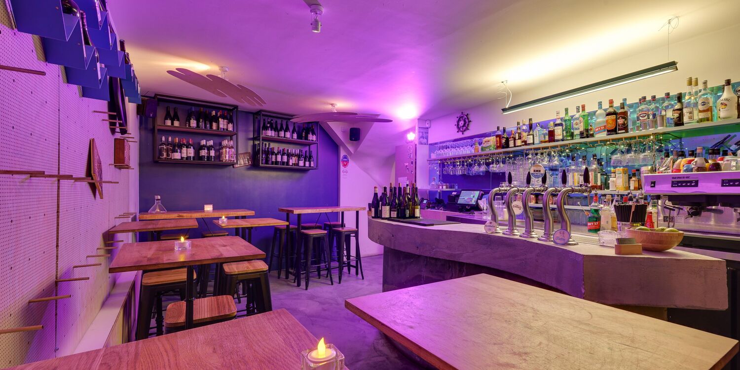 A La Claire Fontaine, bar