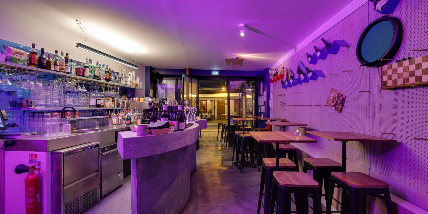 A La Claire Fontaine, bar