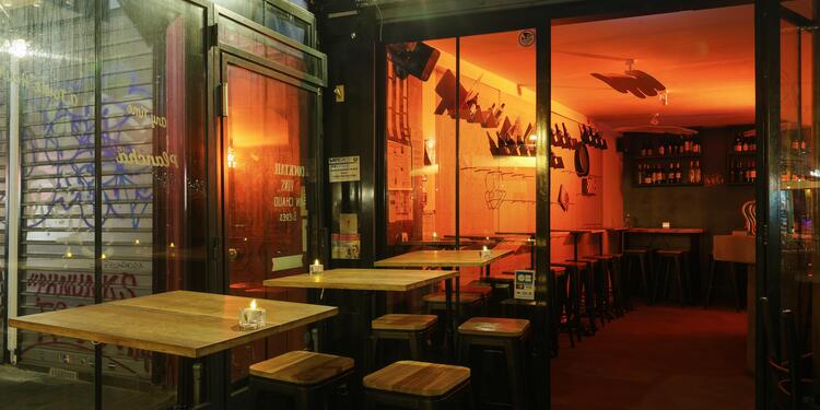 A La Claire Fontaine, bar