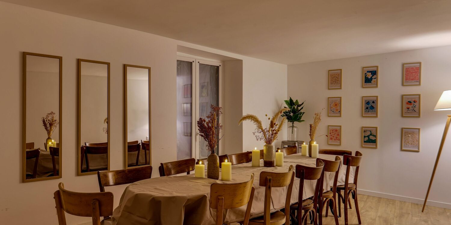 Wanted Café Paris, bar