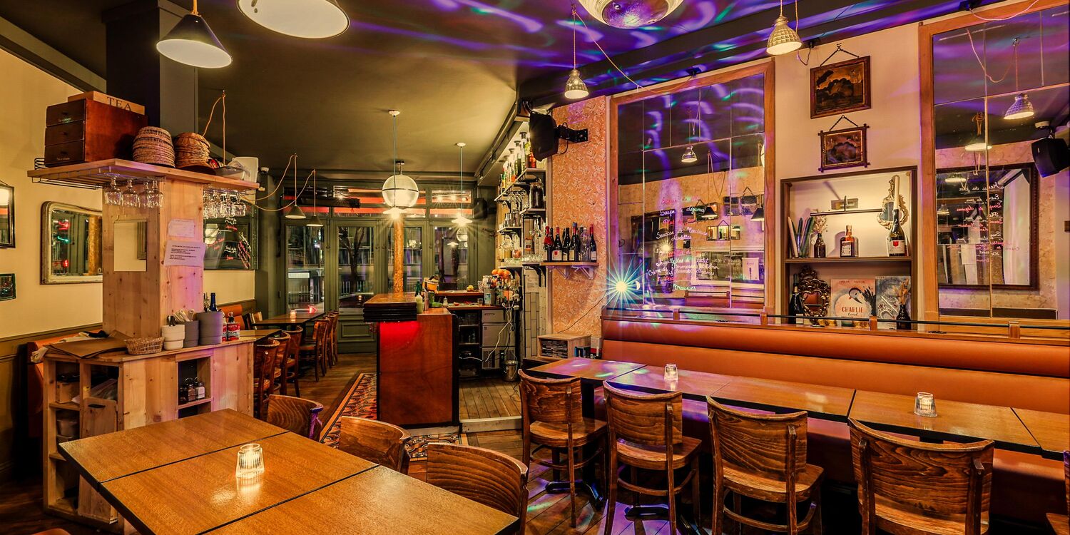 Les Complices, bar