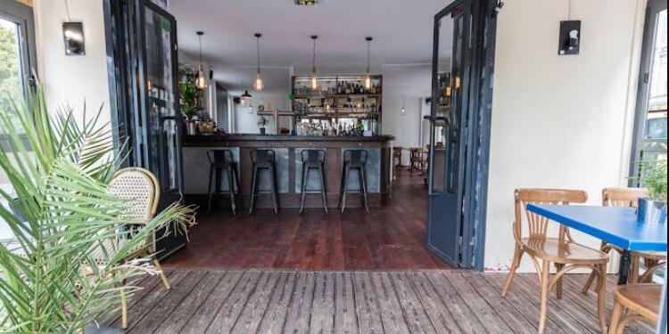 Le Mayday, bar, l'entrée