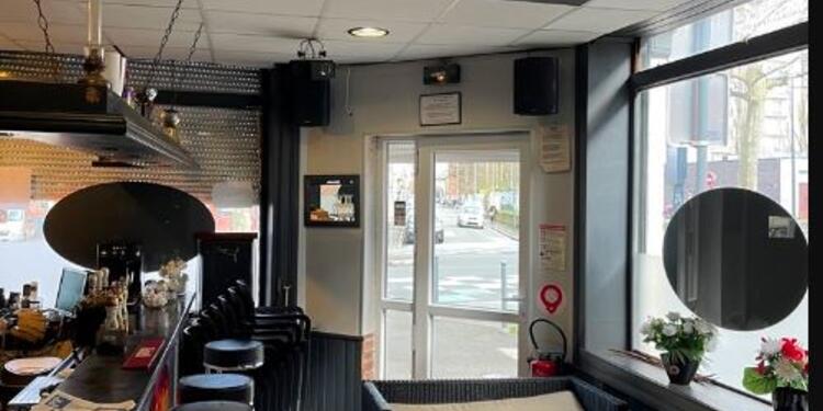 Bar Le Tizi-Ouzien Pub, bar, à l'entrée