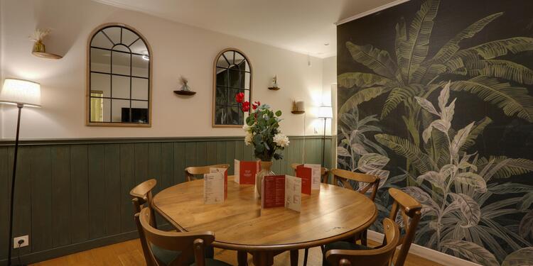 Lily of charonne, bar