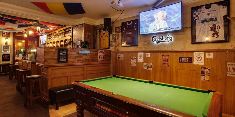 The Dog and Duck, bar