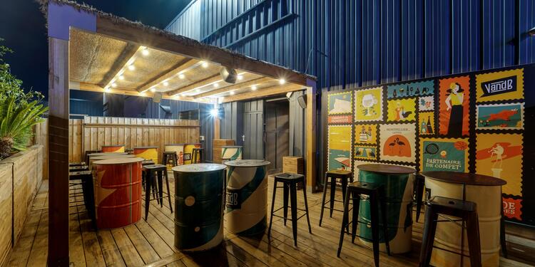 V and B - Lattes, bar